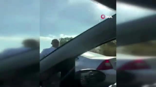 Trafik magandası üniversite öğrencisine dehşeti yaşattı! Aracın camını tekmeledi