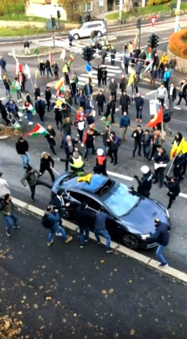 Norveç'te bebekli arabaya saldıran PKK yandaşları gözaltına alındı Norveç'te bebekli arabaya saldıran PKK yandaşları gözaltına alındı