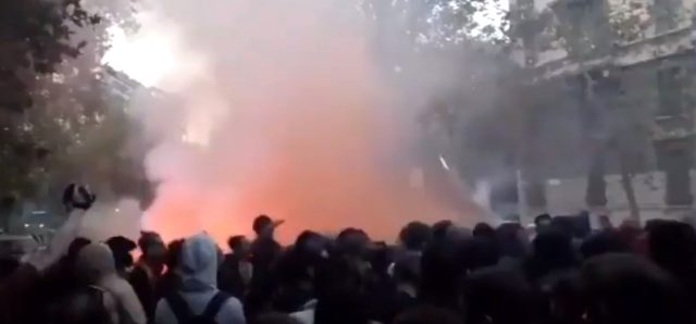PKK yandaşları, İtalya'da Türkiye Başkonsolosluğu önünde toplanıp çevreyi ateşe verdiler