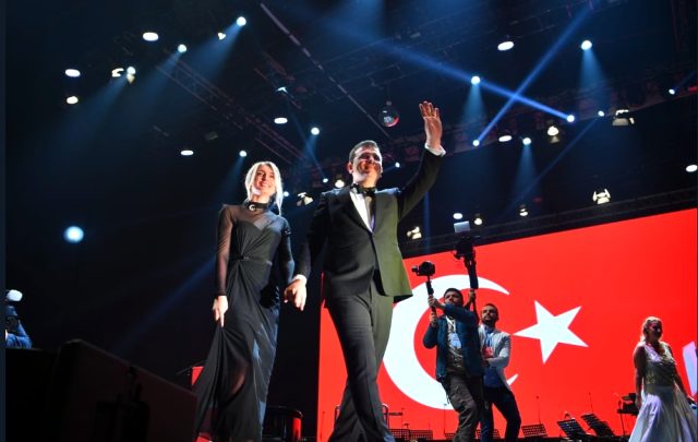 29 Ekim kutlamalarında konser veren Şevval Sam, Ekrem İmamoğlu ve Dilek İmamoğlu'na övgü yağdırdı