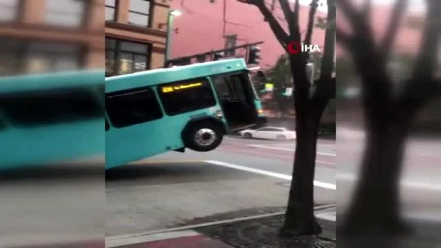 ABD'de yolcu otobüsü, kırmızı ışıkta beklerken yolda oluşan çukura düştü!