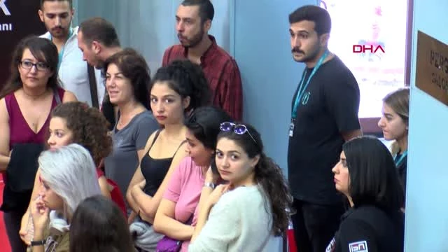 Yönetmen Zeki Demirkubuz'u söyleşisine gelen vatandaşlar, salona alınmayınca protesto etti