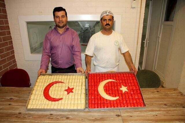 Baklava ustalarından Mehmetçik'e 'ay yıldızlı' baklava