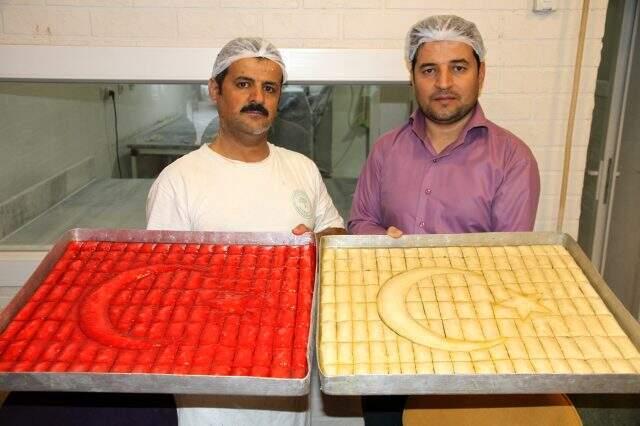 Baklava ustalarından Mehmetçik'e 'ay yıldızlı' baklava