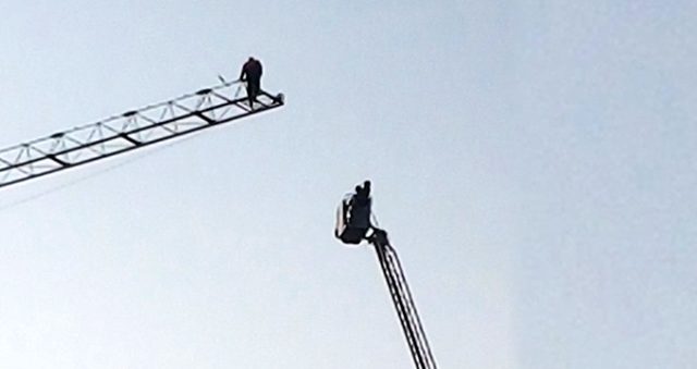 Bayrampaşa'da 100 metrelik vinçte intihar girişimi! Saatlerdir ikna edilmeye çalışılıyor