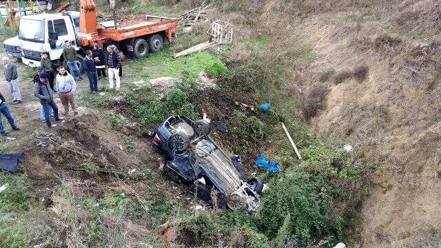 Cep telefonuyla konuşmaktan ceza yedikten sonra kaza yaptı: 2 ölü, 2 yaralı Şoförün dikkatsizliği annesinin canına mal oldu: Kazada 2 kişi hayatını kaybetti