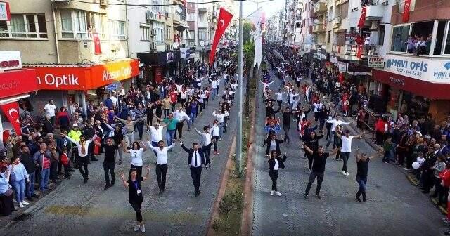 İzmir Ödemiş'te 2 bin gönüllü Cumhuriyet Bayramı için aynı anda zeybek oynadı