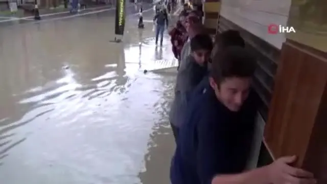 Mardin'de sağanak yağış etkili oldu, yollar göle döndü!