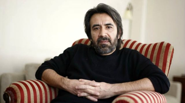 Yönetmen Zeki Demirkubuz'u söyleşisine gelen vatandaşlar, salona alınmayınca protesto etti