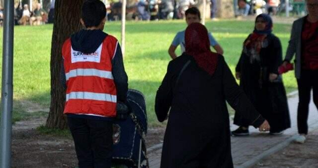 Bursa'da Kızılaylı gençler, pazardan alışveriş yapan yaşlıların eşyalarını evine kadar taşıdı