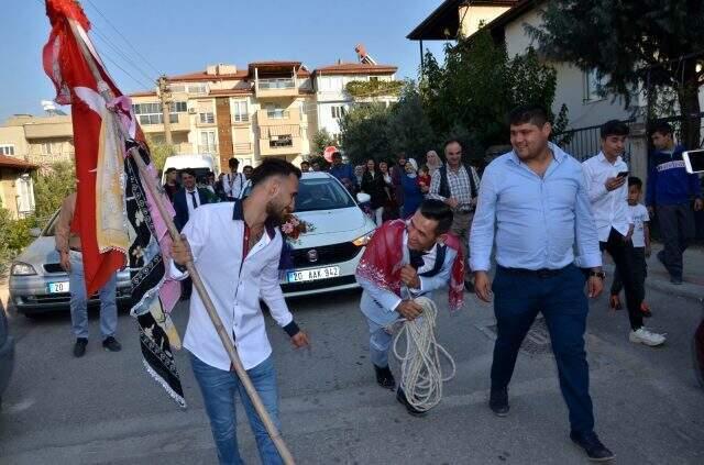 Damat, 1,5 tonluk gelin arabasını 100 metre çekerek baba evine götürdü