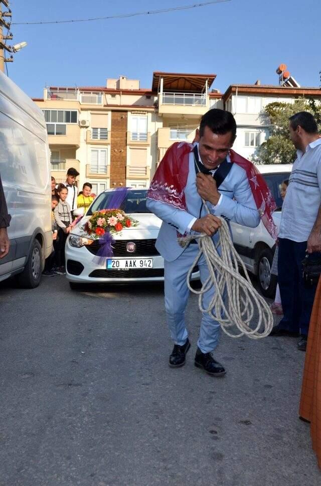 Damat, 1,5 tonluk gelin arabasını 100 metre çekerek baba evine götürdü