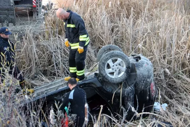 Erzurum'da yoldan çıkan otomobil dereye uçtu: 3 ölü