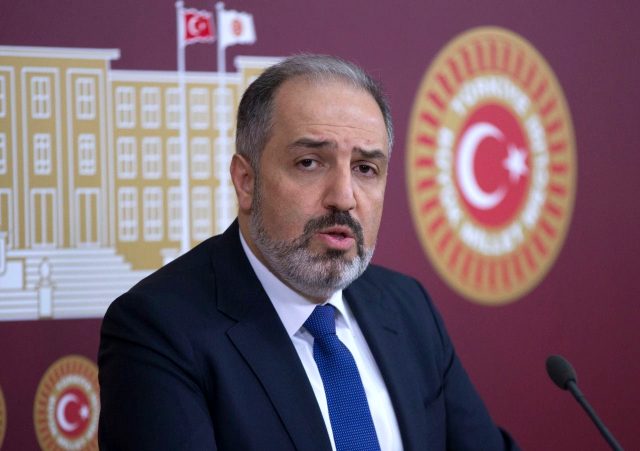 AK Partili Mustafa Yeneroğlu, Cumhurbaşkanı Erdoğan'ın çağrısı üzerine partisinden istifa etti