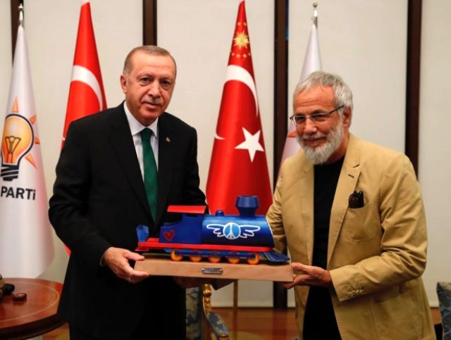 Cumhurbaşkanı Erdoğan, ünlü sanatçı Yusuf İslam'ı kabul etti: Lokomotif maketi hediye etti