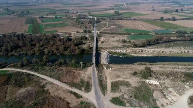 Vatandaşlar, ölen balıkları çuvallara doldurup evlerine götürdüler