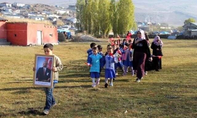 Kars'ta 29 Ekim kutlamaları sırasında çekilen fotoğraf çok konuşulmuştu! İşte o bayrağın hikayesi