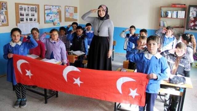 Kars'ta 29 Ekim kutlamaları sırasında çekilen fotoğraf çok konuşulmuştu! İşte o bayrağın hikayesi