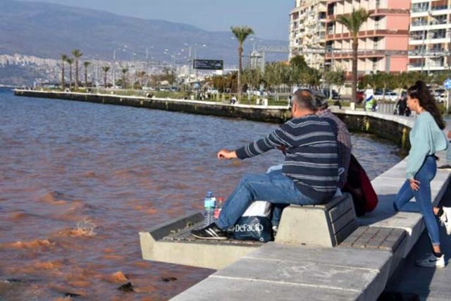 İzmir'de su borusu patladı, körfezin rengi kahverengiye döndü