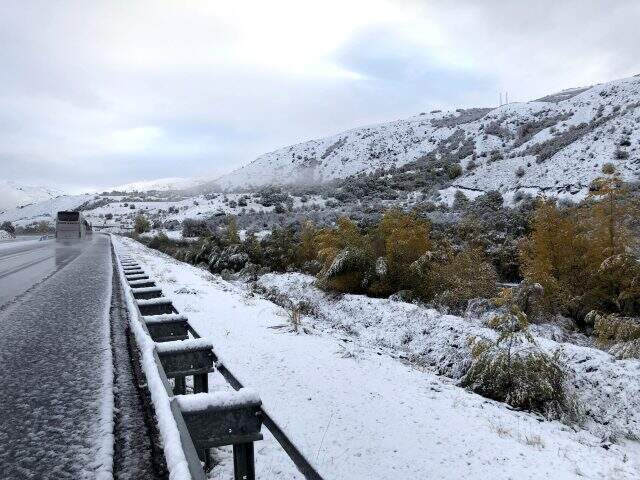Kar esareti! Yollar kapandı, vatandaşlar donmamak için battaniyelere sarıldı Kar esareti! Yollar kapandı, vatandaşlar donmamak için battaniyelere sarıldı