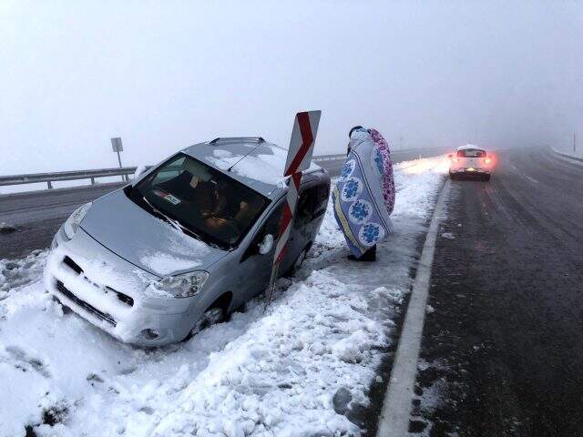 Kar esareti! Yollar kapandı, vatandaşlar donmamak için battaniyelere sarıldı Kar esareti! Yollar kapandı, vatandaşlar donmamak için battaniyelere sarıldı