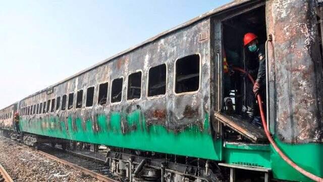 Pakistan'da 74 kişinin can verdiği trenin, yangın anında 20 dakika boyunca durmadığı ortaya çıktı