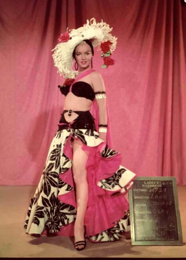 Amerikalı aktris Marilyn Monroe'nun meşhur elbisesi 1 milyon 600 bin TL'ye satıldı