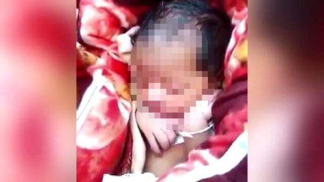 Hindistan'da kız bebeği canlı canlı gömmek isteyen dede suçüstü yakalandı Hindistan'da kız bebeği canlı canlı gömmek isteyen dede suçüstü yakalandı
