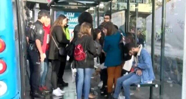 Son dakika: Beşiktaş'ta otobüs durağa daldı! Yaralılar var Beşiktaş'ta halk otobüsü şoförü durağa daldı, tepki gösteren 3 yolcuyu da bıçaklayıp denize atladı