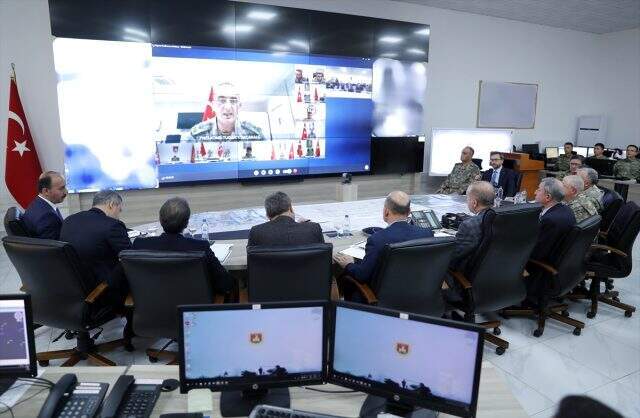 Cumhurbaşkanı Erdoğan, <a class='keyword-sd' href='/suriye/' title='Suriye'>Suriye</a> sınırındaki harekat merkezini ziyaret etti