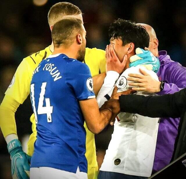 Cenk Tosun'un yıkıldığı an! Andre Gomes'in ayağı kırıldı