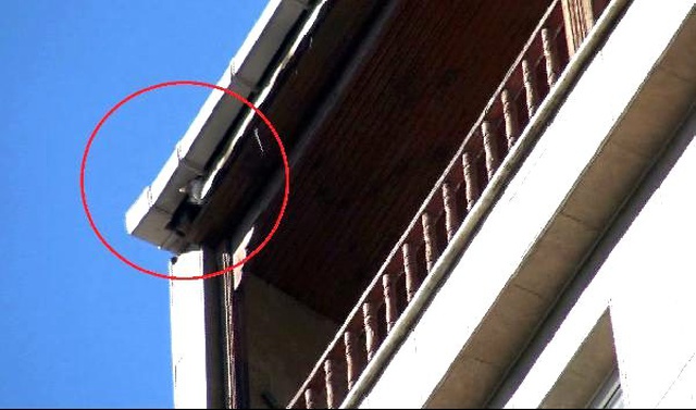 Mahalleliyi ve itfaiyeyi seferber eden kedi, sıkıştığı yerden çıkartılamadı