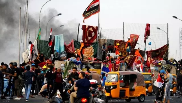 Bağdat'ta protestocular <a class='keyword-sd' href='/basbakanlik/' title='Başbakanlık'>Başbakanlık</a> ofisine yürümek istedi: Polis 4 kişiyi öldürdü