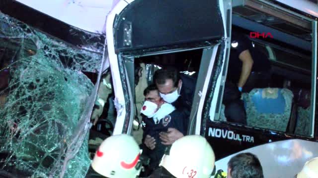 Makas atan sürücü, polisleri taşıyan midibüse kaza yaptırdı: 3 polis ağır yaralı