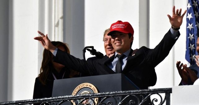 Trump, Beyaz Saray'da beyzbol oyuncusu Kurt Suzuki'ye arkasından sarıldı