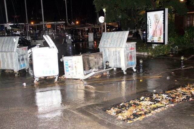 Turizm cenneti Bodrum'a 15 dakika yağan sağanak, sokakları göle çevirdi