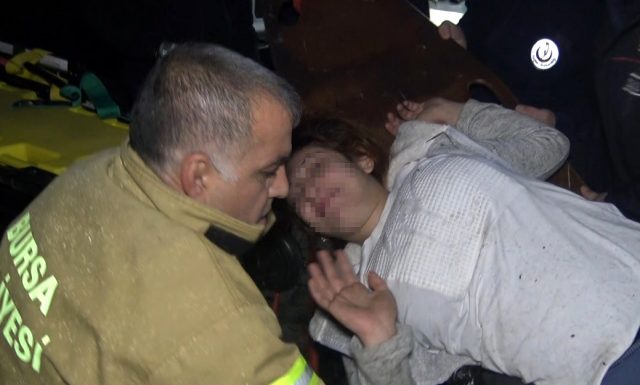Uçuruma yuvarlanan kadın, kendisini kurtarmak isteyen ekiplere cep telefonunu arattı