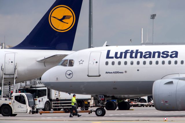 Alman hava yolu şirketi Lufthansa, grev nedeniyle bin 300 uçuşunu iptal etti