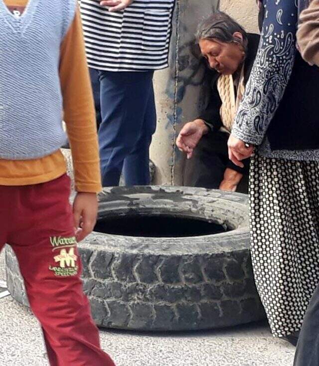Çocukların oyun oynamak için yuvarladığı kamyon lastiği 2 kadına çarptı: 1 ölü, 1 yaralı Çocukların oyun oynamak için yuvarladığı kamyon lastiği 2 kadına çarptı: 1 ölü, 1 yaralı
