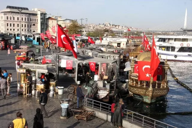 Eminönü'ndeki balıkçı teknelerinde satış devam ediyor