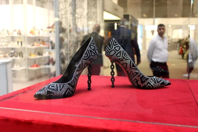 İstanbul'daki ayakkabı fuarında, el işçiliği ile üretilen topuklu ayakkabı 65 bin TL'ye satıldı