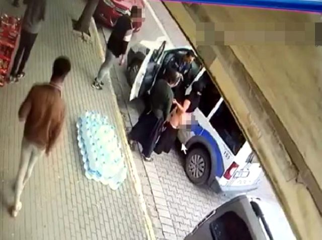Para çalmakla suçlanan kadın, sokak ortasında soyundu