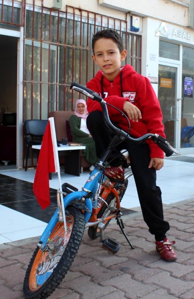 Türk bayrağı asılı bisikletiyle Gündoğdu Marşı'nı söyleyen çocuk konuştu: Bir kadın bana 'Bayrağı indir' dedi, marşı daha gür söyledim