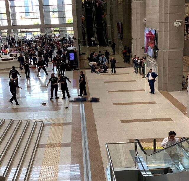 Adliyede şoke eden olay! Öldü sanılan kişinin üzerine gazete örtüldü