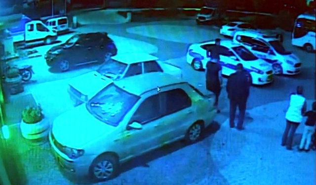Çocuk gelin ve damat önce karşılıklı göbek attı, sonra pencereden kaçtı
