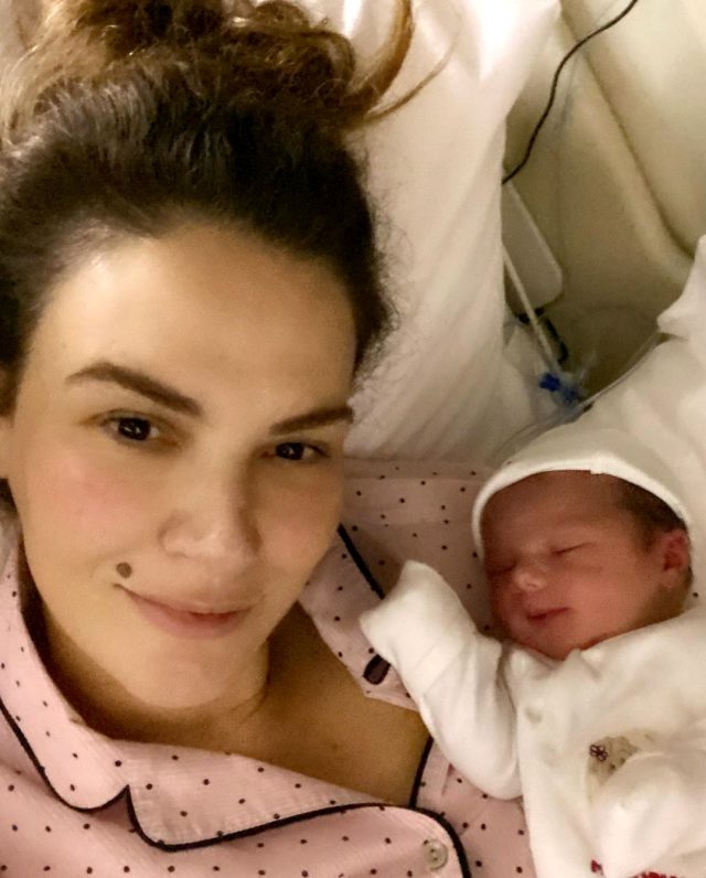 Dün anne olan Tülin Şahin bebeğiyle ilk fotoğraflarını paylaştı