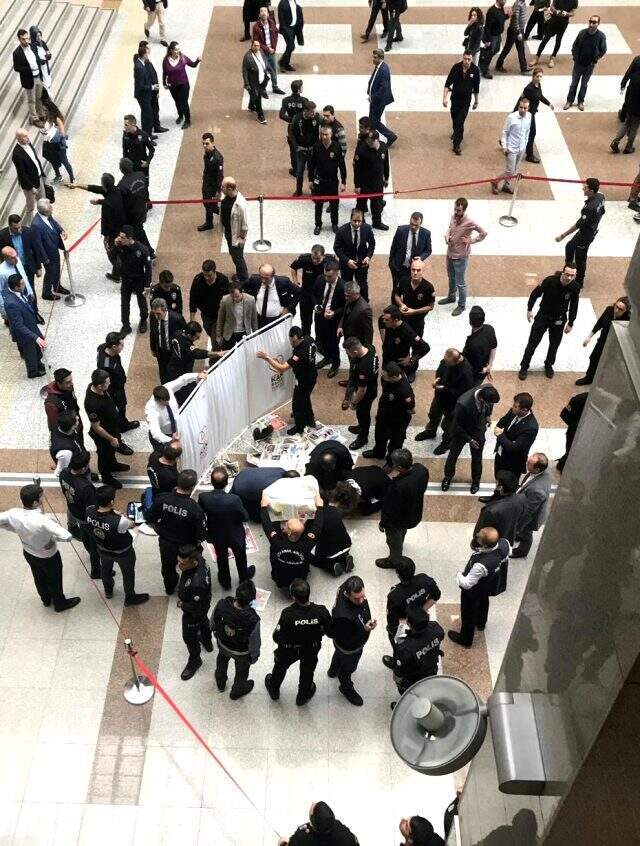 İstanbul Adalet Sarayı'nda 7. kattan atlayan bir kişi hayatını kaybetti İstanbul Adalet Sarayı'nda 7. kattan atlayan kişi, hayatını kaybetti