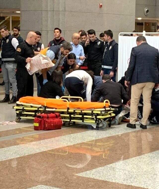 İstanbul Adalet Sarayı'nda 7. kattan atlayan bir kişi hayatını kaybetti İstanbul Adalet Sarayı'nda 7. kattan atlayan kişi, hayatını kaybetti