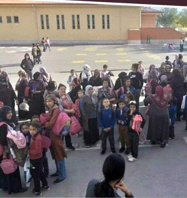 Şarkıcı Özgün, otizmli çocukların yuhalandığı söylenen videoya sitem etti