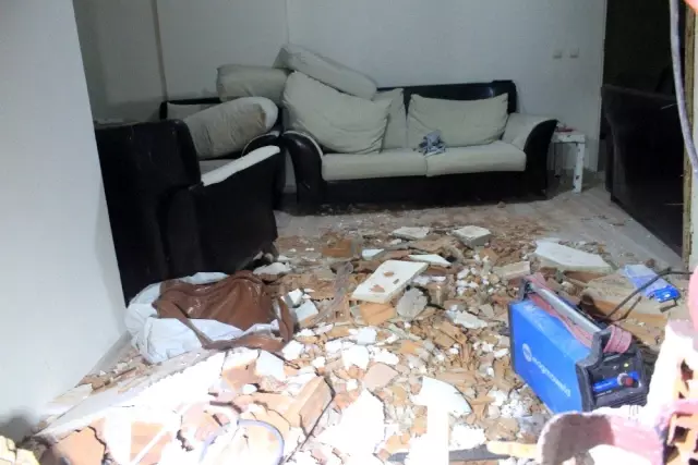 Şişli'de kontrolden çıkan otomobil evin salonuna daldı!